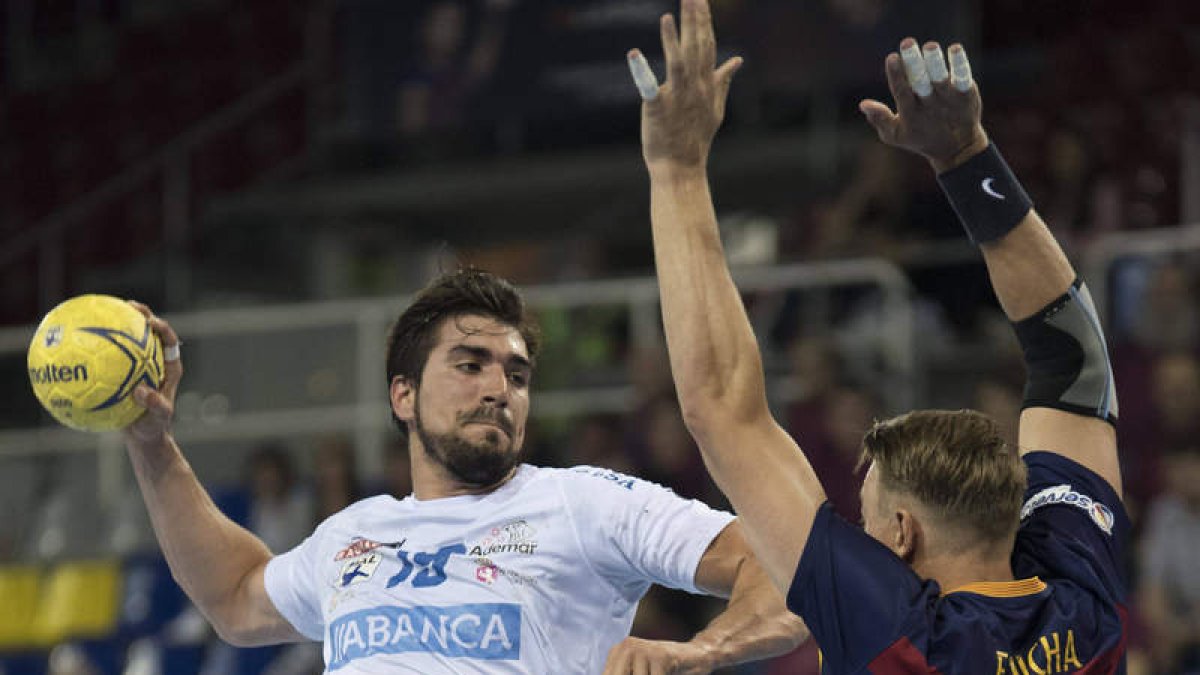 Fernández se recupera de la lesión en el tobillo que se produjo en el partido ante el Barça. M. GONZÁLEZ