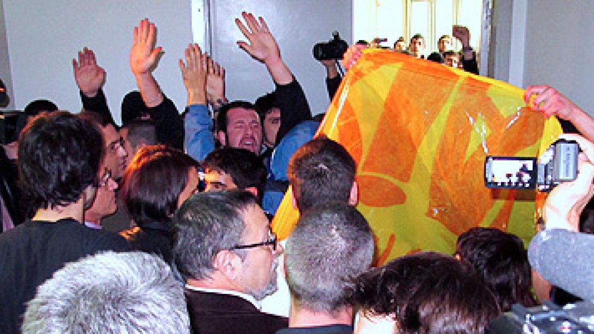 Unos estudiantes increpan a Ibarretxe e intentan entrar en la sala de actos de la Facultad de Cienci