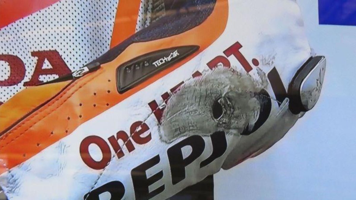 Así de quemado y agujereado quedó el codo izquierdo del mono de Marc Márquez tras apoyarse en él para salvar una caída.