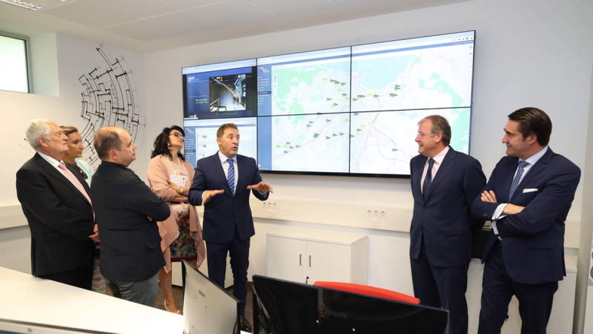 Tomás Castro explica a las autoridades el nuevo producto desarrollado por Proconsi. RAMIRO