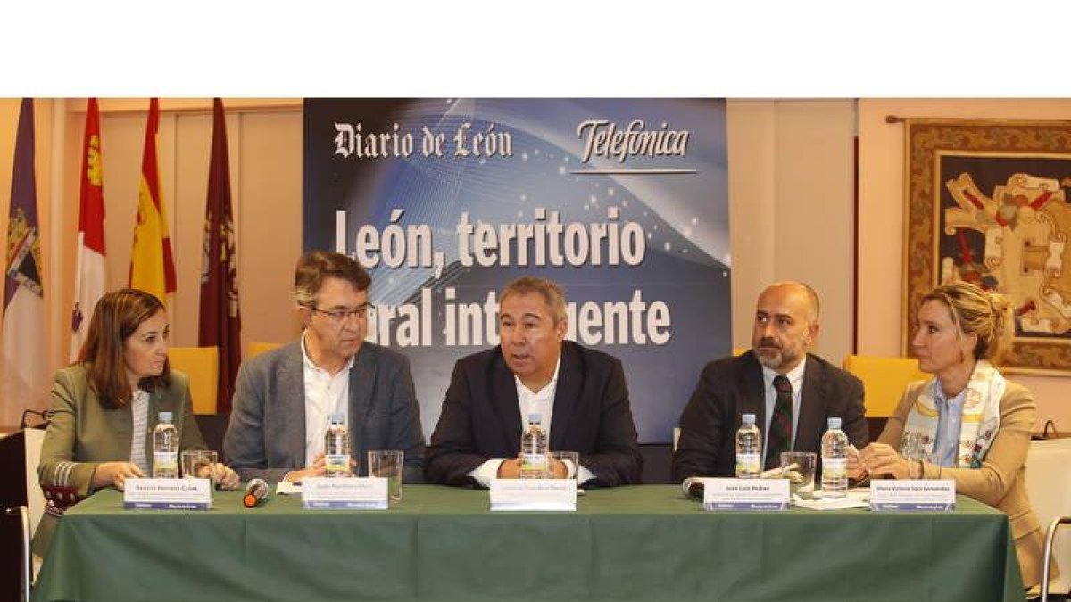 Imagen de los ponentes en la jornada que se celebró ayer por la mañana en el salón de plenos del Ayuntamiento de Valencia de Don Juan. RAMIRO