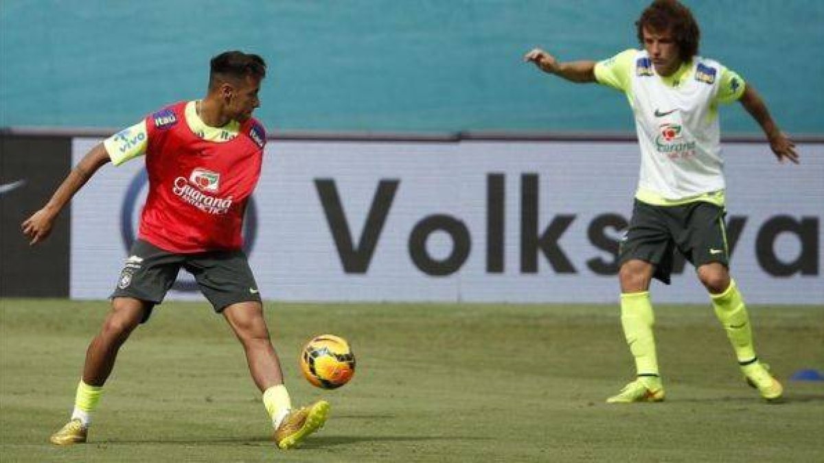 Neymar con David Luiz en un entrenamiento de Brasil en Miami.