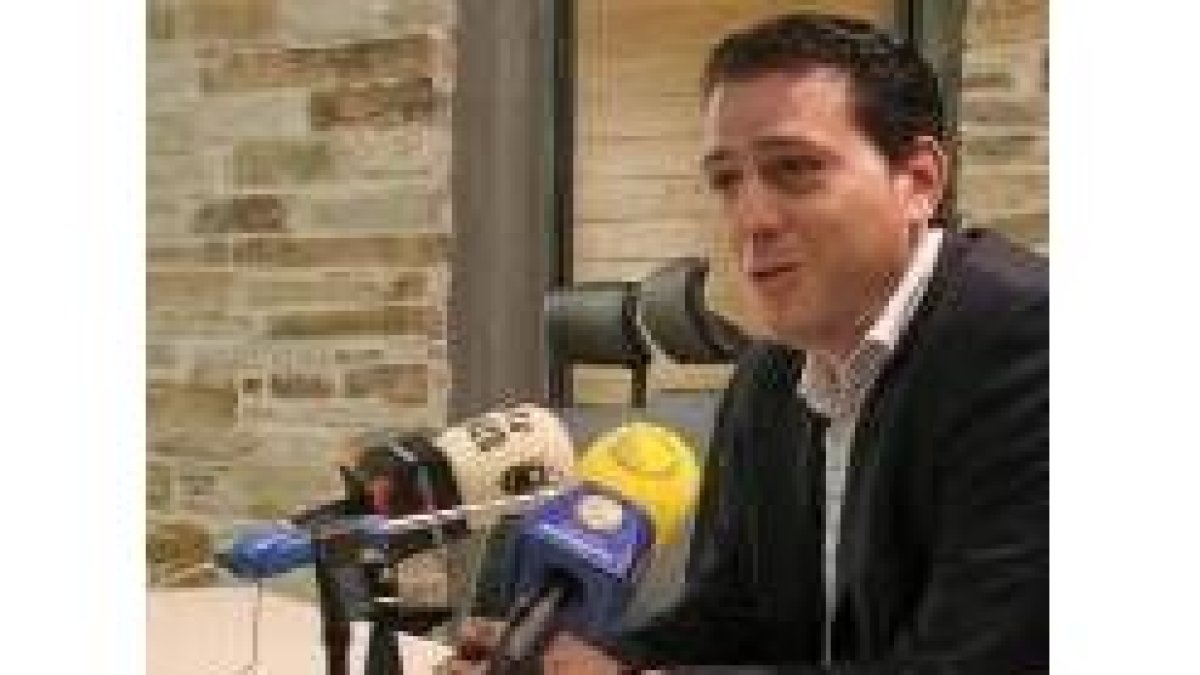 El alcalde de Cacabelos, José Manuel Sánchez, en rueda de prensa