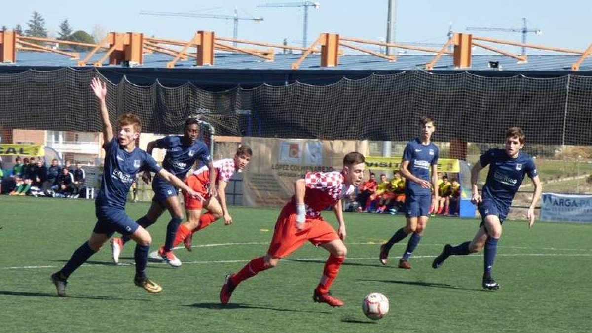 La selección autonómica sub 18 cerró su participación con un empate y una derrota. FCYLF