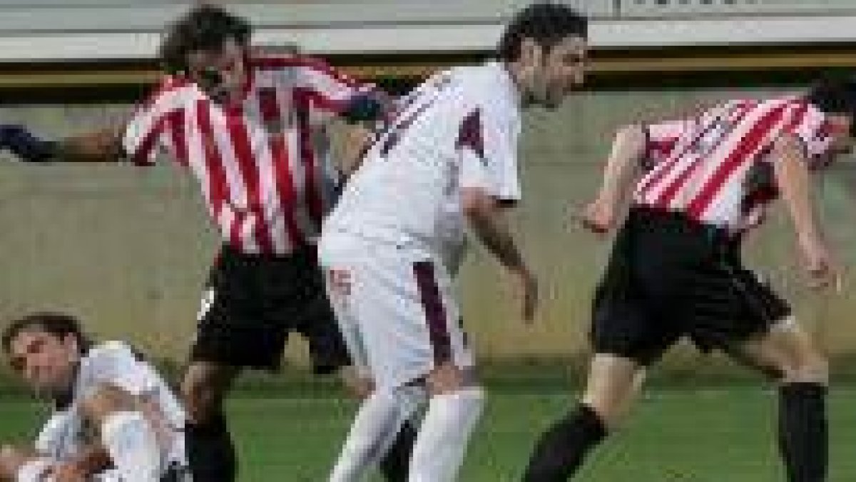 Jusué, en el centro, en el partido de Copa del Rey ante el Athletic