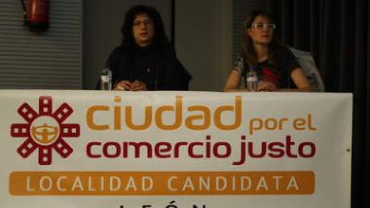 Teresa Gutiérrez (izquierda) presentó los actos del día del Comercio Justo.