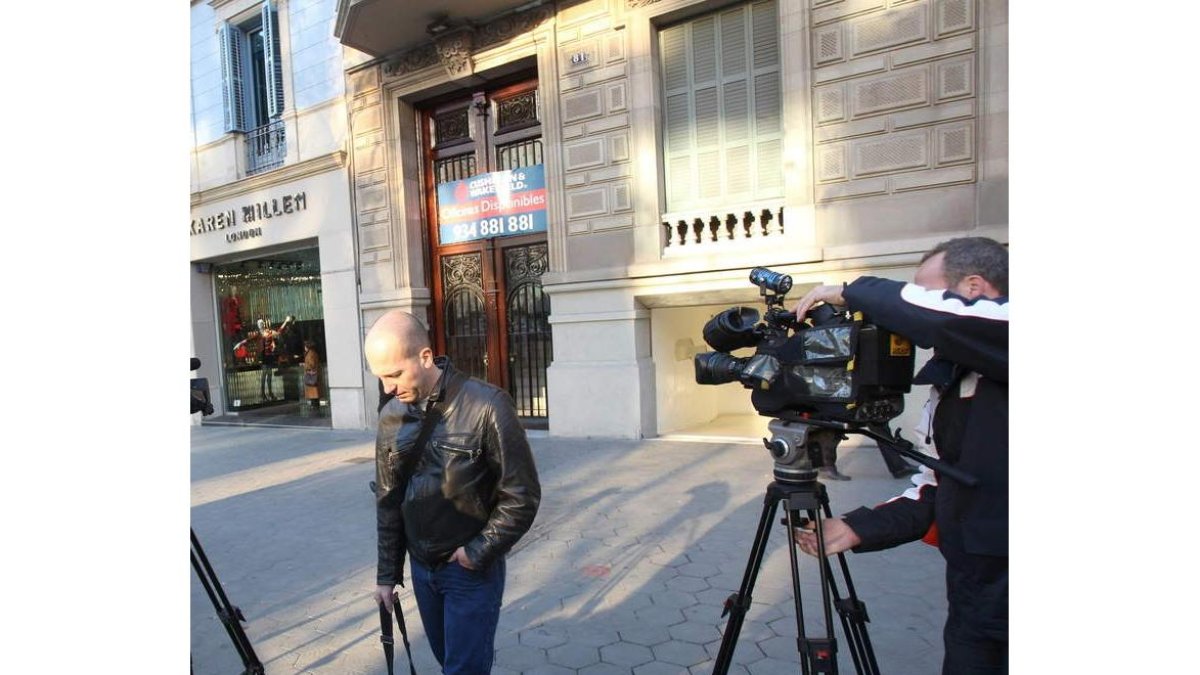 Medios de comunicación montan guardia ante el despacho del abogado de Urdangarín.