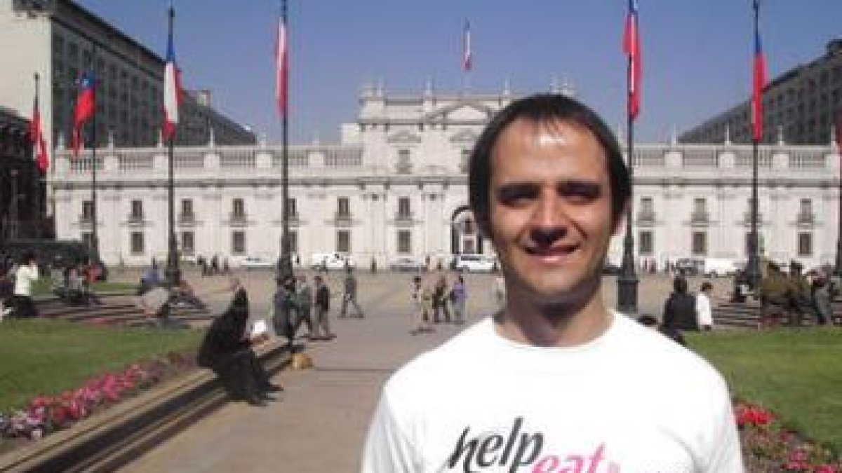 Alejandro Gimeno fotografiado en pleno centro de Santiago, ciudad donde reside.