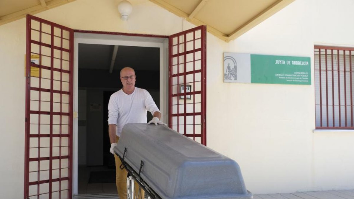 Llegada de los restos mortales de Blesa al Instituto Anatómico Forense de Alcolea.