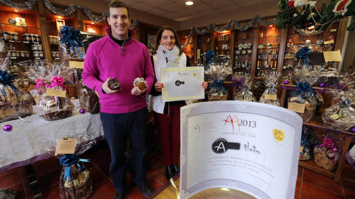 Raúl Valcarce y María Antonia Sernández, en las instalaciones de ‘De lo nuestro Artesano’ en Carracedelo.