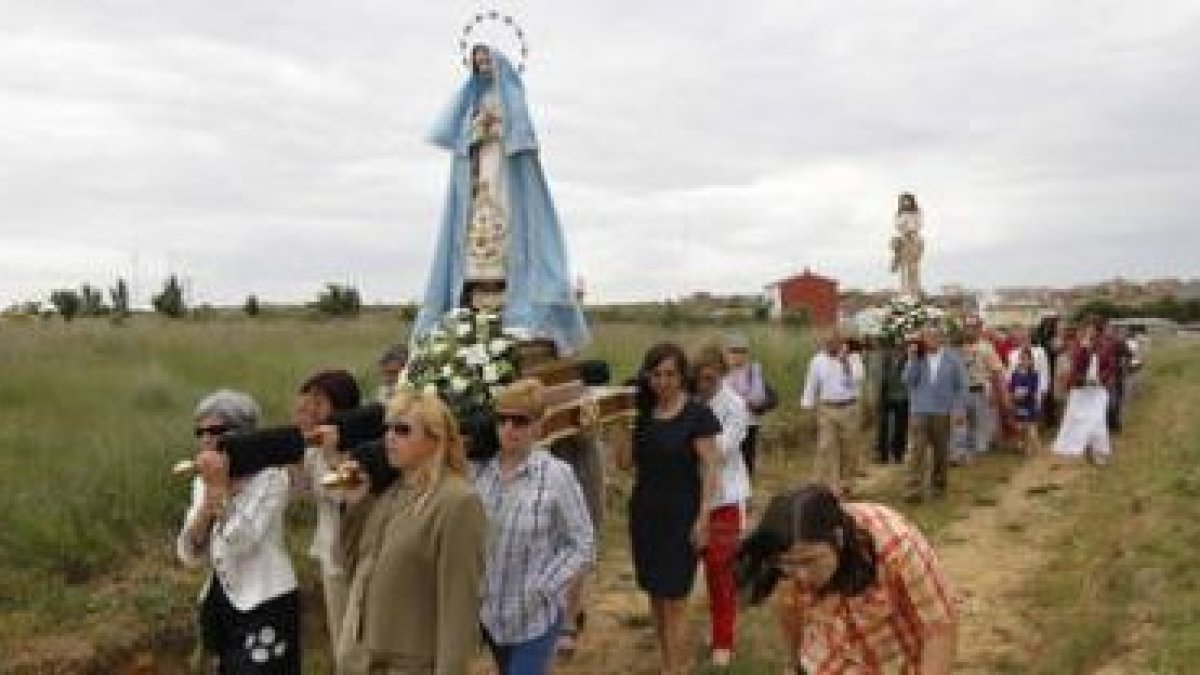 El paso de la Virgen y el paso del Cristo atado a la columna en la procesión de la pedanía astorgana