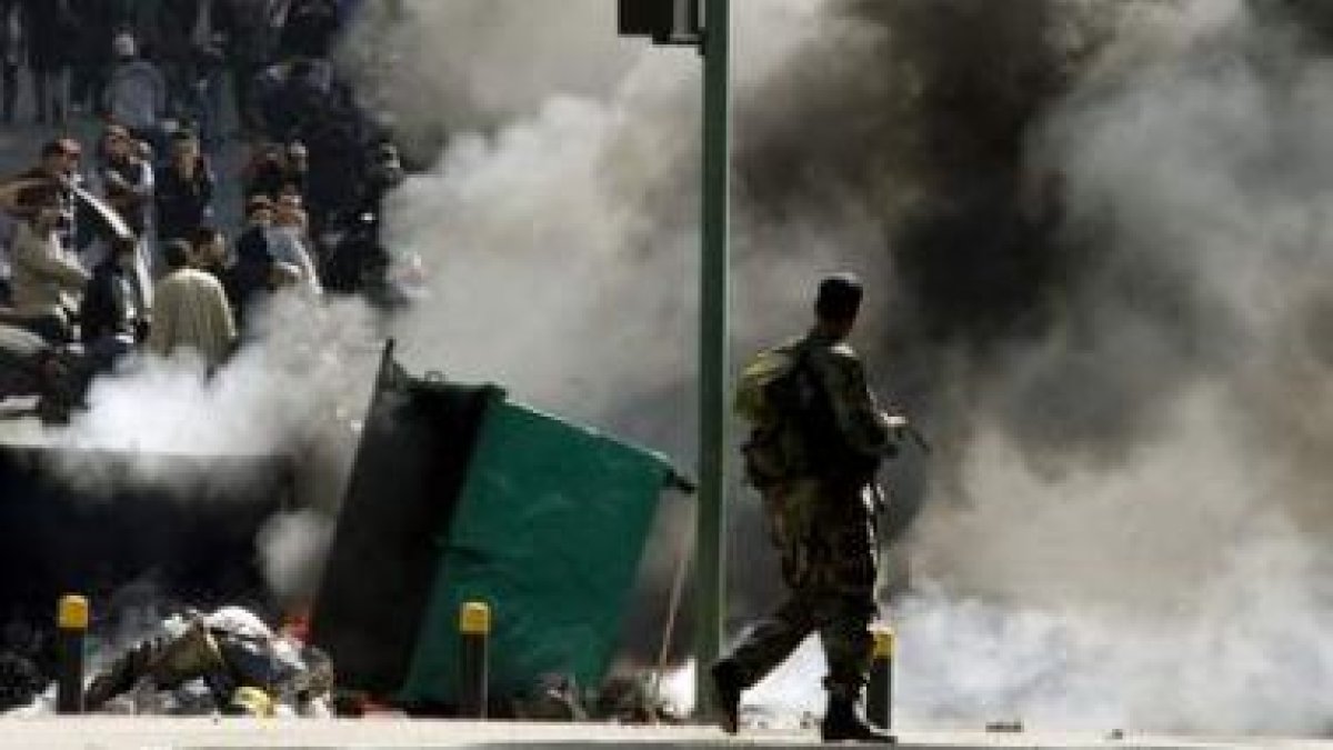 Manifestantes sunníes bloquean una calle con contenedores de basura en llamas, en Beirut.