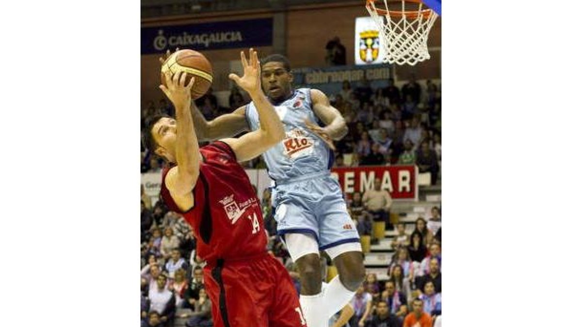 Julio González, uno de los mejores de Baloncesto León, intenta una penetración a canasta.