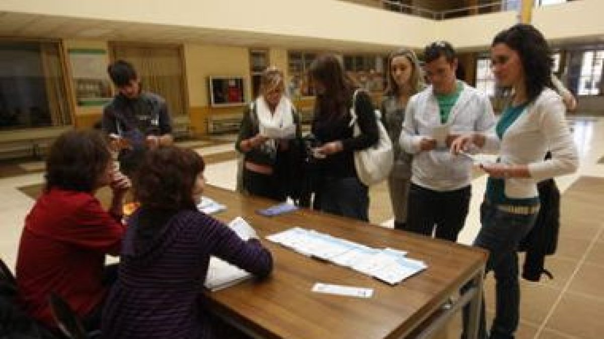 Durante todo el día, personal de la Universidad facilitó información a los alumnos en mesas instalad