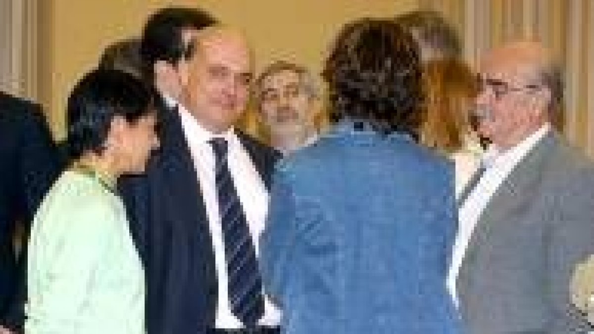 Algunos de los diputados de la comisión antes de iniciarse la sesión del viernes