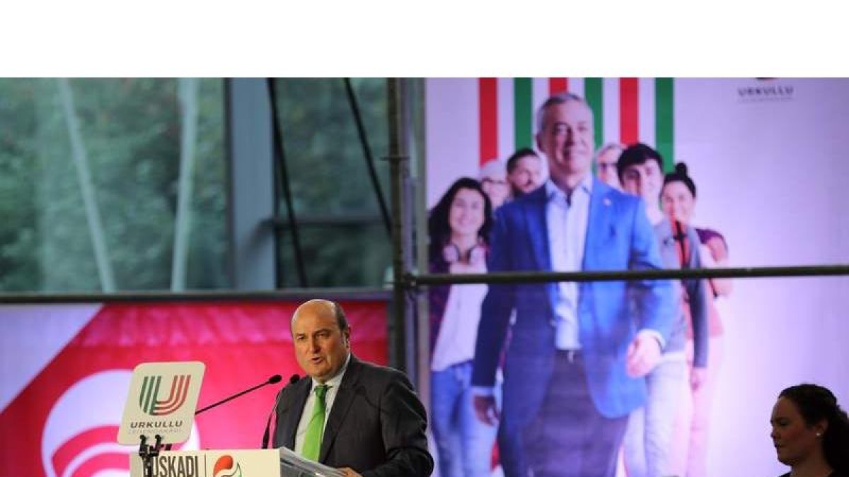 El presidente del PNV Andoni Ortuzar presenta al lehendakari, Íñigo Urkullu. FIRMA