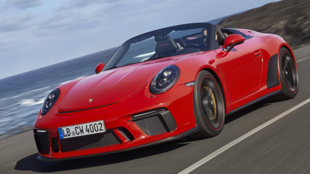 Jugosa… la propuesta de Porsche: 1.948 ‘limitadas’ unidades del 911 Speedster, 510 CV y 4,0 segundos en el ‘sprint’ de cero a cien; salpimentados con elementos que recuerdan poderosamente a las icónicas realizaciones de los