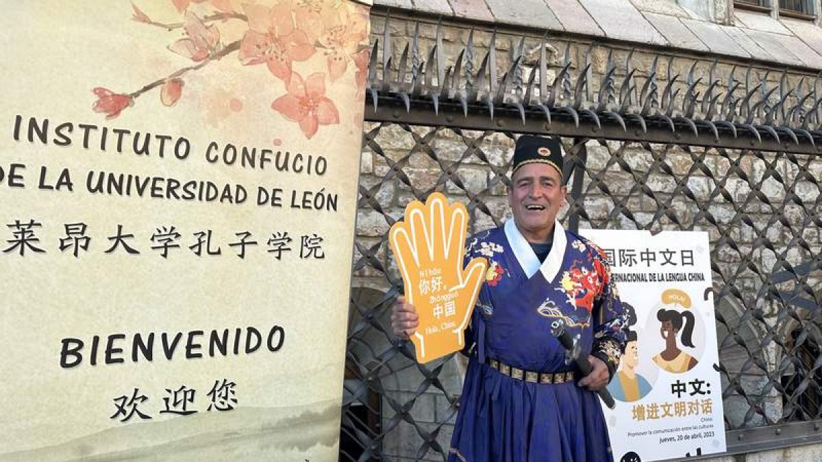Uno de los participantes, con ropajes tradicionales. DL