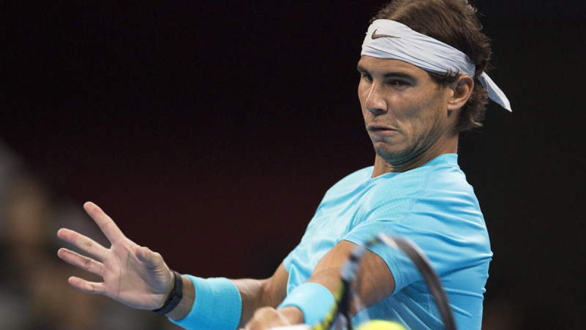 Nadal devuelve la pelota al alemán Philipp Kohlschreiber durante la segunda ronda del torneo.