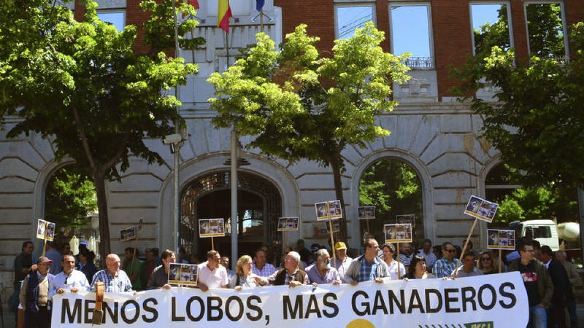 Ganaderos, en la concentración ante la Delegación Territorial de la Junta en Palencia. A. ÁLVAREZ