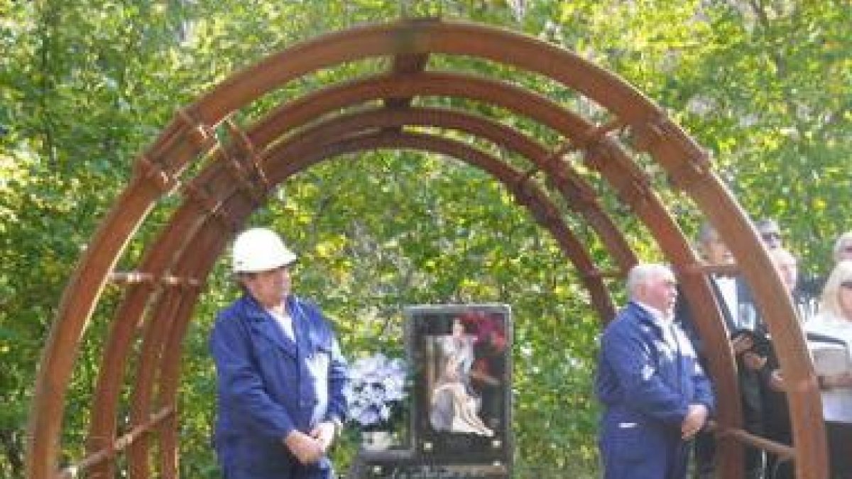 Dos mineros colocaron flores en recuerdo a sus compañeros fallecidos.