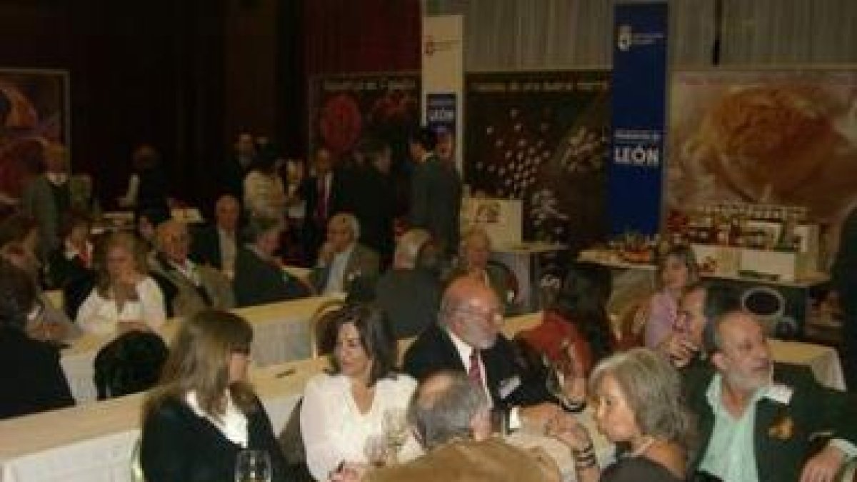 Imagen de familia de la delegación leonesa con miembros de la Cámara Municipal de Oporto y Región No