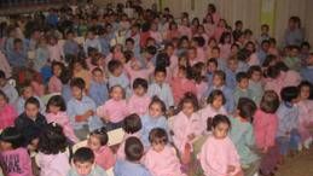 Los más pequeños pudieron disfrutar de un cuentacuentos en el salón de actos del colegio