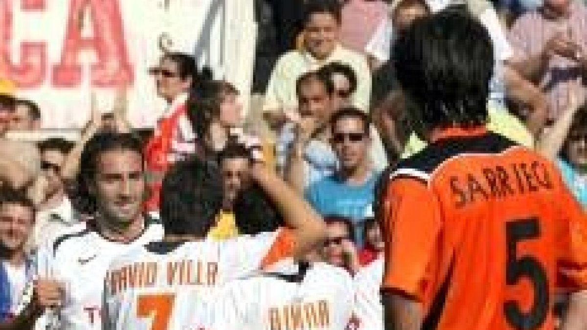 Los valencianistas festejan el tanto de Villa desde los once metros ante la mirada de Sarriegui