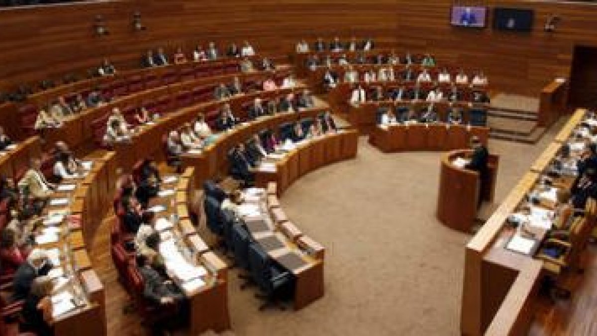Sesión plenaria en las Cortes, que hoy volverá a repetirse con la vuelta al cole de sus señorías.
