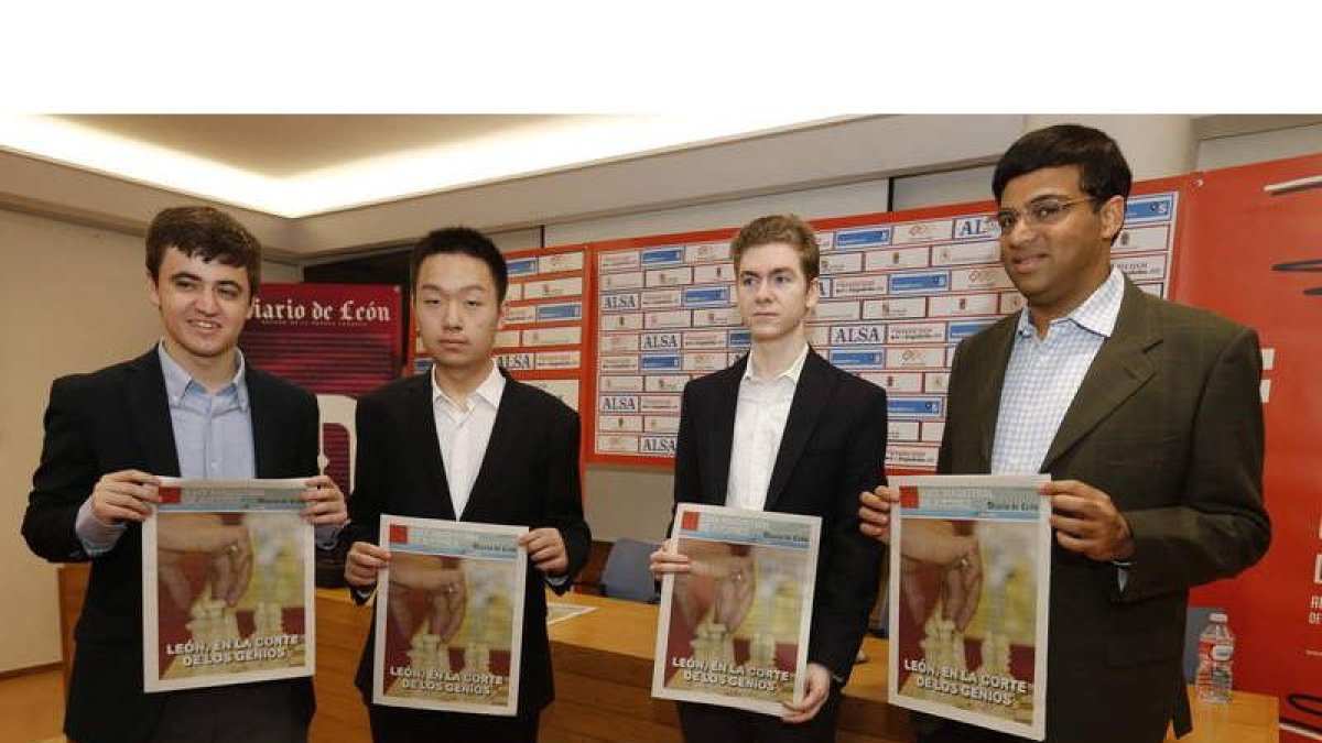 Jaime Santos, Yi Wei, David Antón y Viswanathan Anand en el sorteo de colores que deparó los emparejamientos de semifinales. RAMIRO