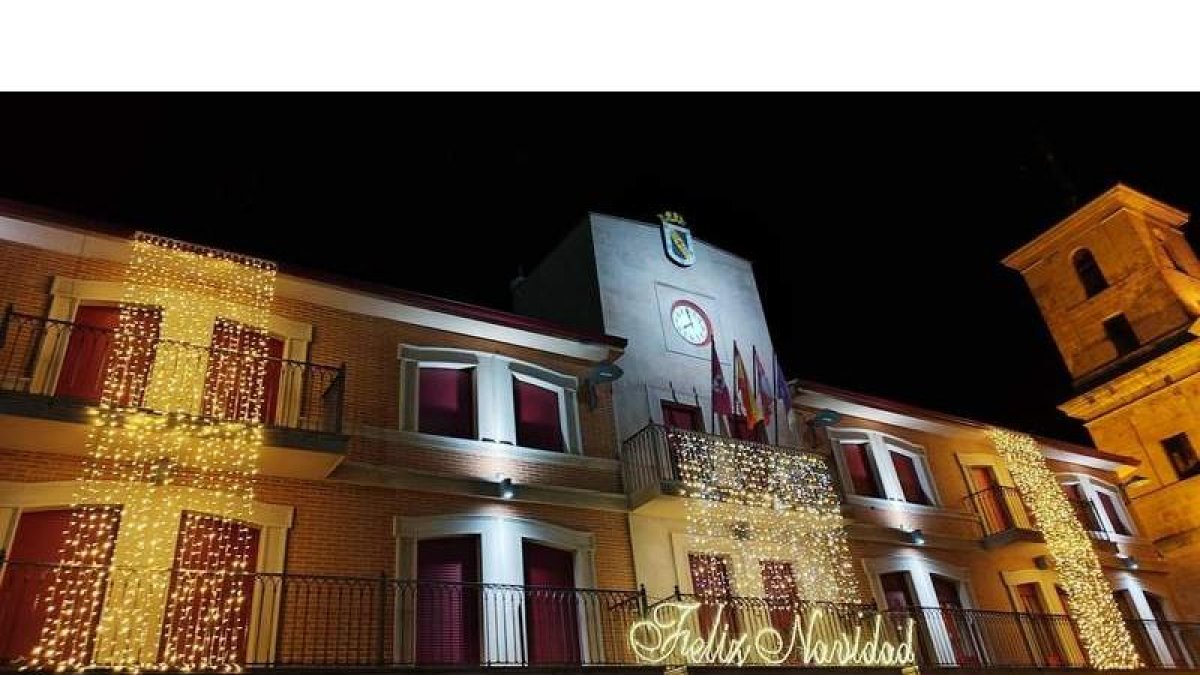 El Ayuntamiento de Valencia de Don Juan iluminado para Navidad. DL