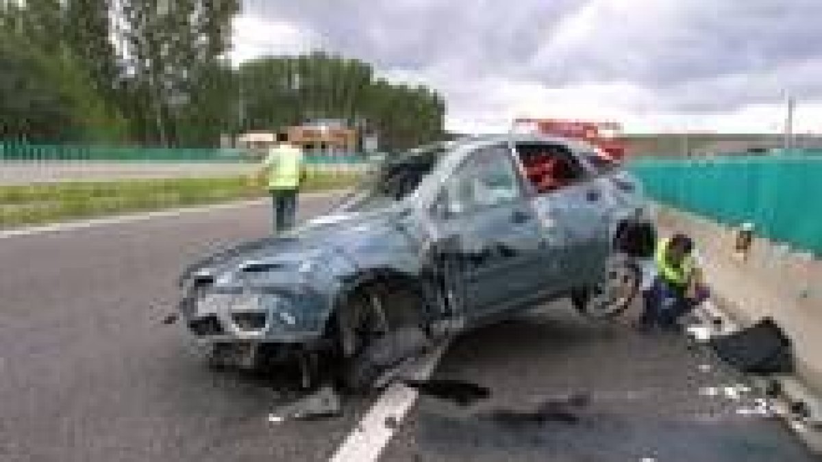 El Ford Focus siniestrado dio varias vueltas de campana y se convirtió en un amasijo de hierros