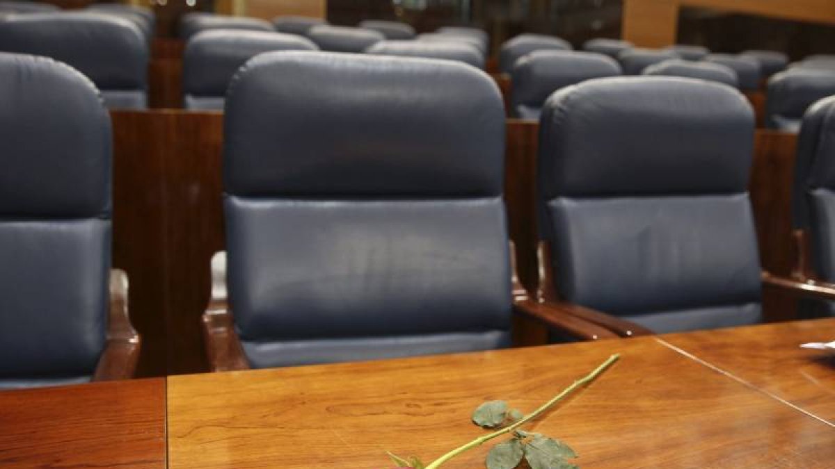 Una rosa en el escaño que ocupaba en la Asamblea de Madrid el secretario de Movimientos Sociales del PSOE, Pedro Zerolo, fallecido ayer a los 54 años a causa del cáncer de páncreas que padecía.