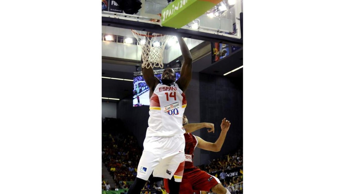Serge Ibaka machaca la canasta egipcia durante el partido de la segunda jornada