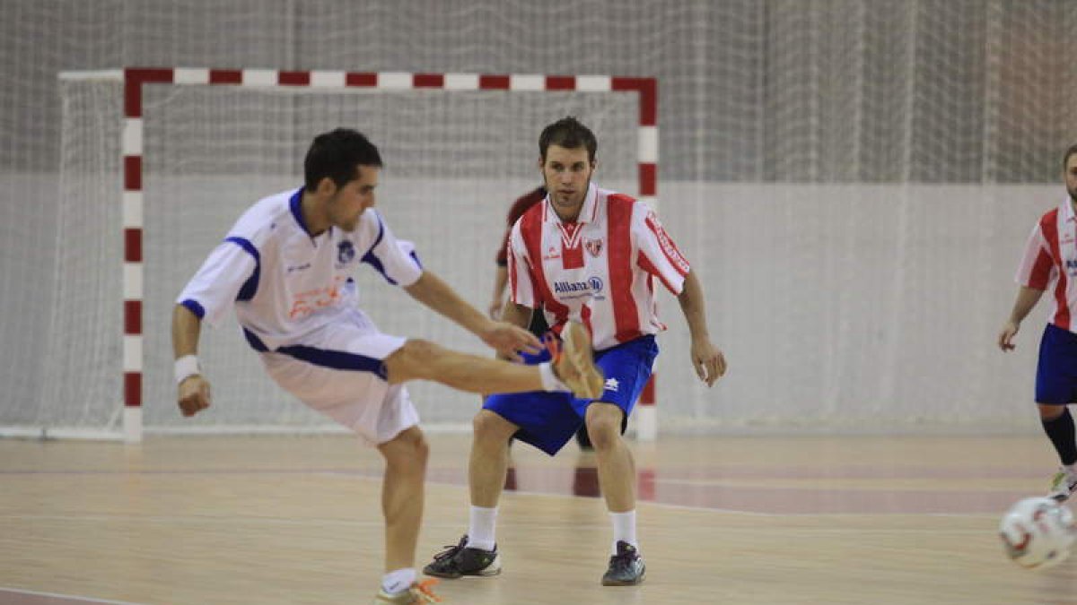 Un lance del encuentro inaugural del 3x1 entre el Bembibre PDM y La Bañeza.