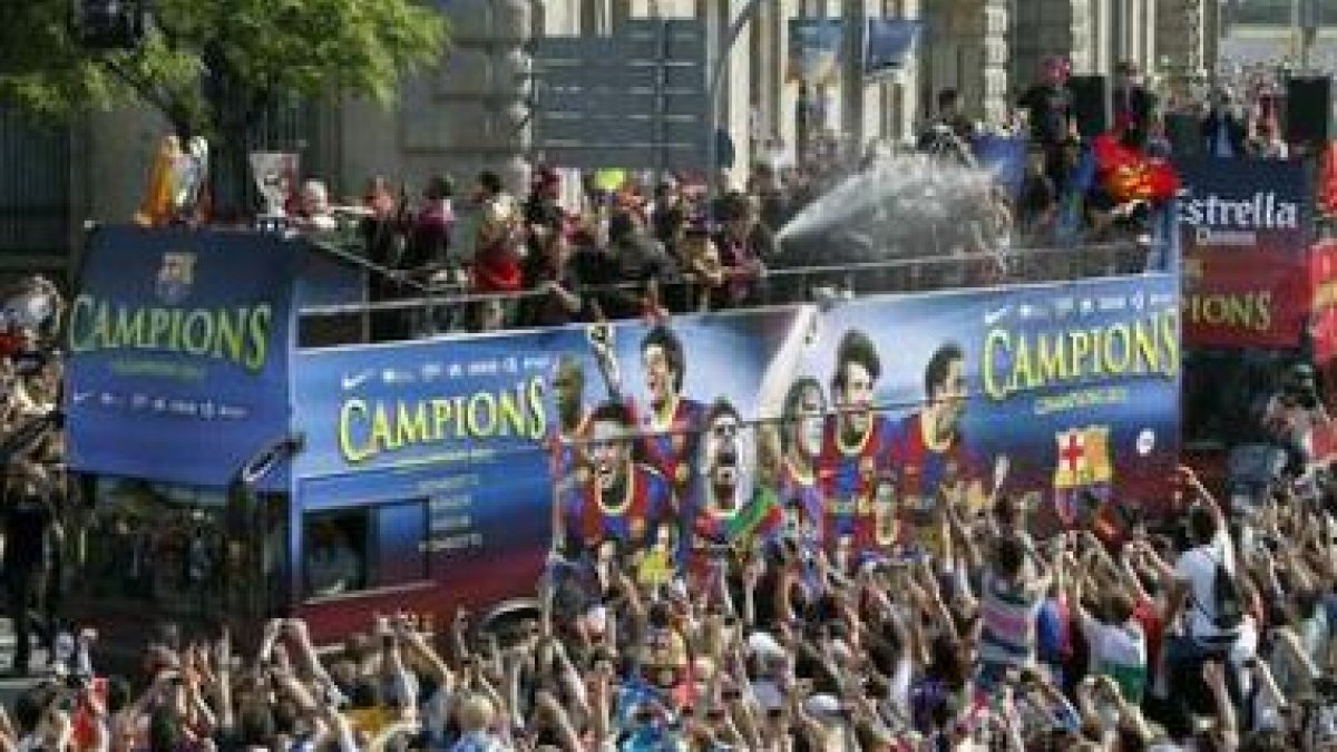 Más de 800.000 personas arropan al equipo durante la rúa para festejar el título en la calle.