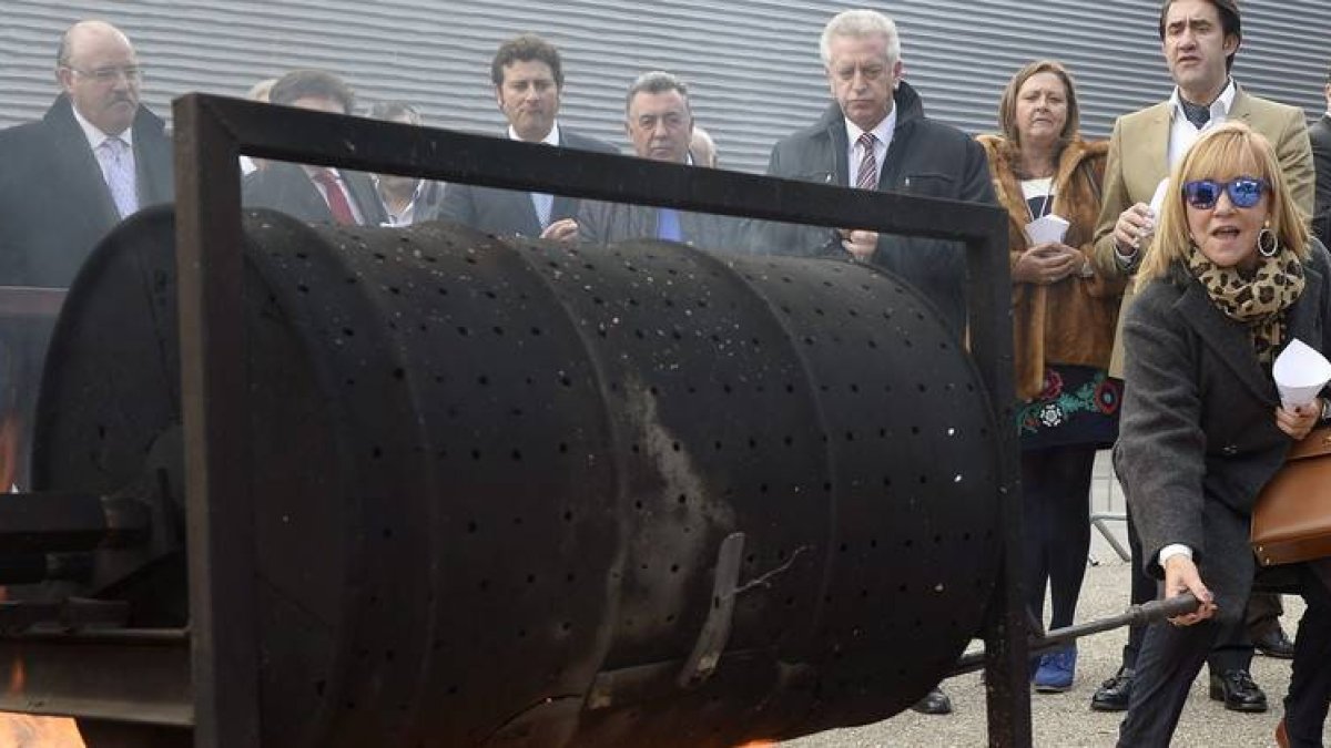 Isabel Carrasco con un tambor para hacer los magostos ayer en Intur