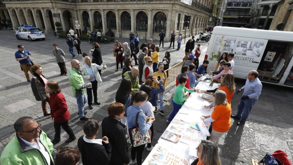 MÁS DE 500 CHOCOLATES SOLIDARIOS PARA LA LUCHA CONTRA LA LEUCEMIA EN UN ACTO PROMOVIDO POR MOTEROS SOLIDARIOS Y CHOCOLATES SANTOCILDES . MARCIANO PEREZ