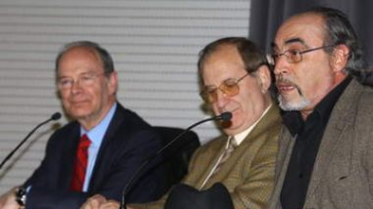 De izquierda a derecha, Areso Mendiguren, Hernández Muñiz y García Trapiello.