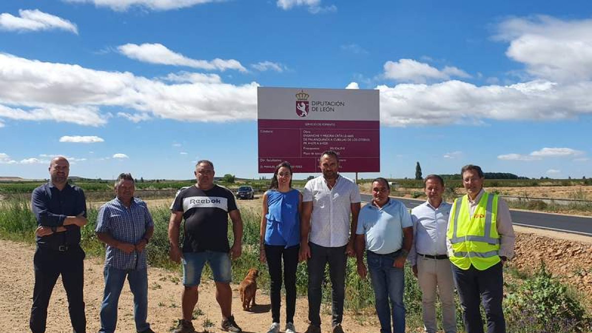 El diputado y la alcaldesa de Cordillos de los Oteros en la obra. DL