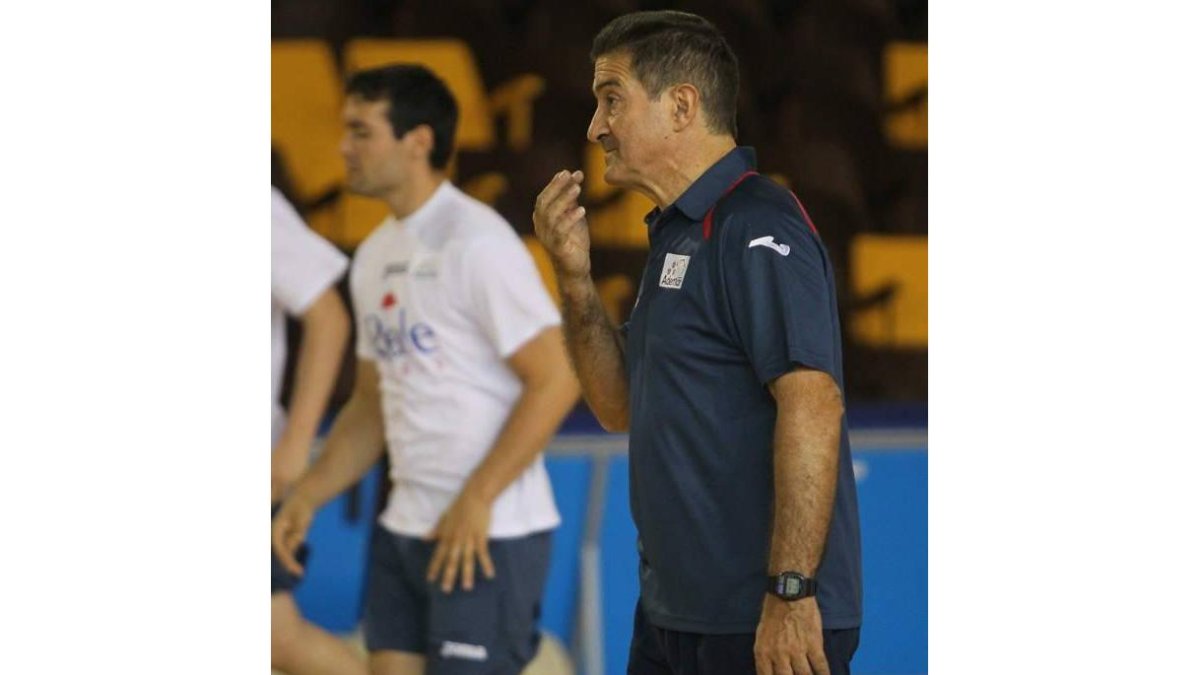 Manolo Cadenas, en un entrenamiento del Ademar.