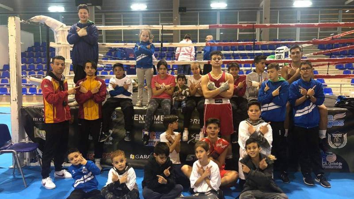 Vicente Barrul, primero por la izquierda, junto a los alumnos del Club Fuerte y Constante que estuvieron en Valladolid. DL