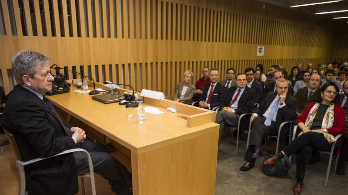 Enrique Barón, durante su charla ayer en la Fundación Sierra Pambley. FERNANDO OTERO
