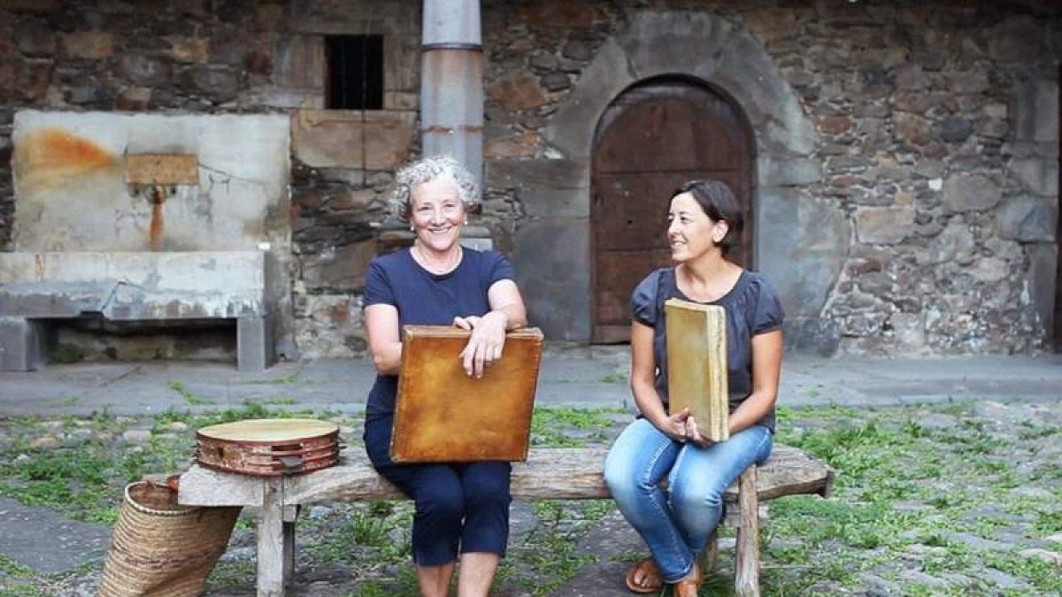 Carmen Marentes, a la izquierda de la imagen, junto a Teresa Pardo. DL