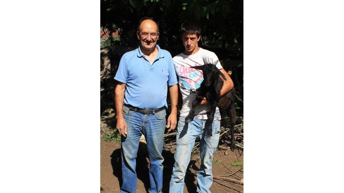 El joven Rubén González, con uno de sus cabritos, junto a Rubén Gutierrez, amigo de la familia.