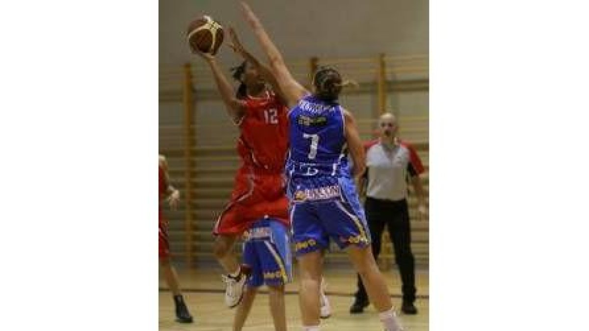 Las leonesas lo intentaron todo pero hasta en la lucha por el balón erraron