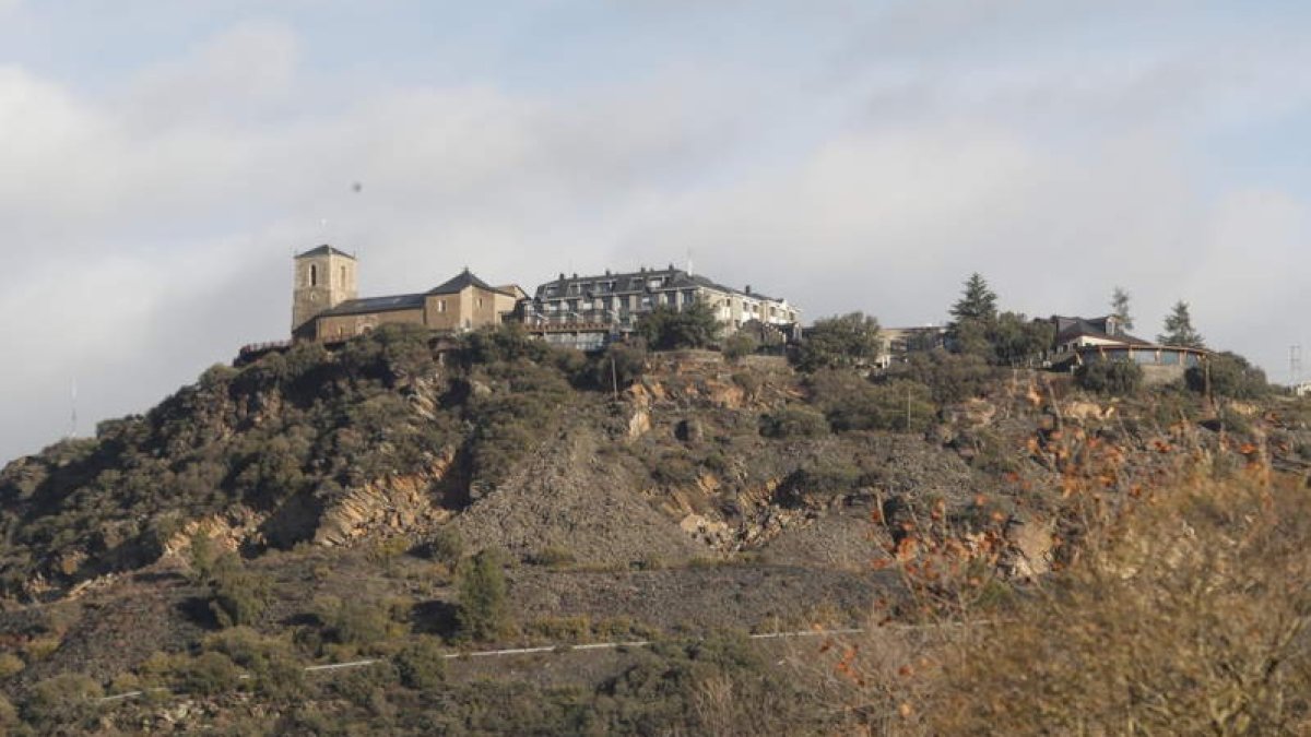 Una vista del Santuario de la Virgen de la Peña. L. DE LA MATA