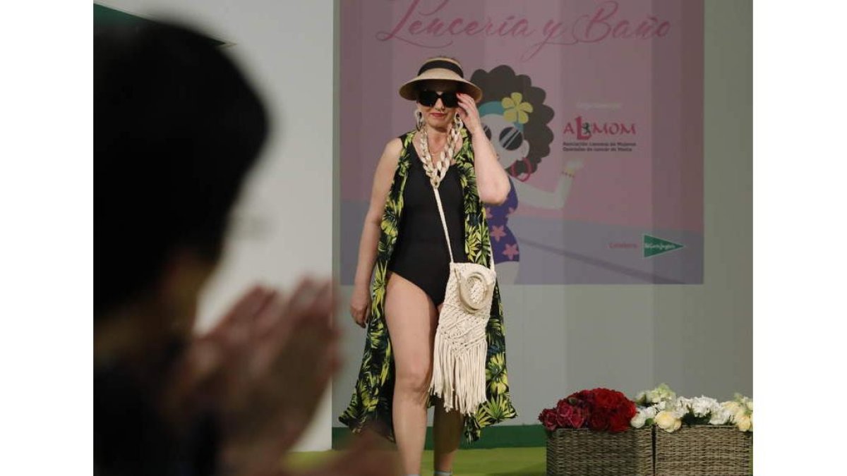 Desfile de mujeres operadas de cáncer de mama. RAMIRO