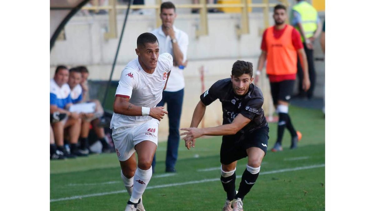 De las botas de Hugo Rodríguez partieron los mejores detalles a lo largo del último test de pretemporada. FERNANDO OTERO PERANDONES