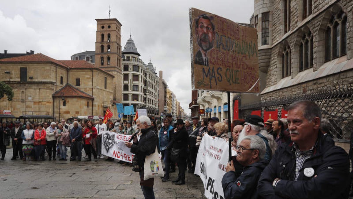 Las dos manifestaciones coincidieron ayer en la plaza de Botines con sus protestas y proclamas. JESÚS F. SALVADORES